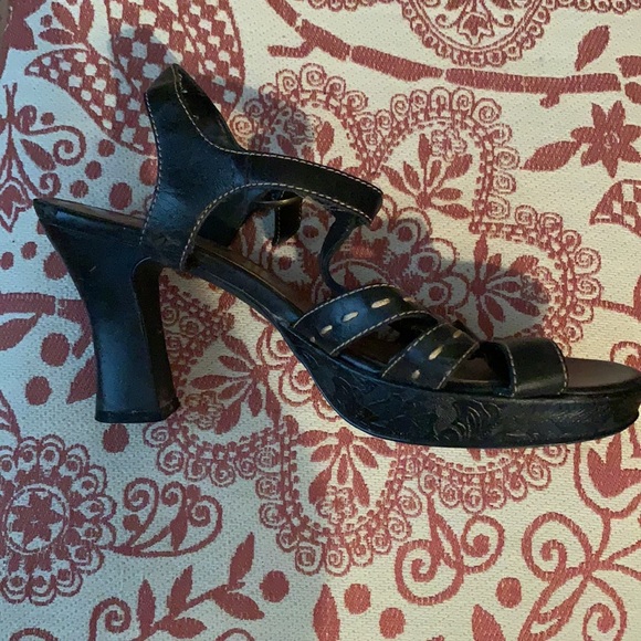 Mudd black platform sandals with 3.5 inch heel - Picture 2 of 3